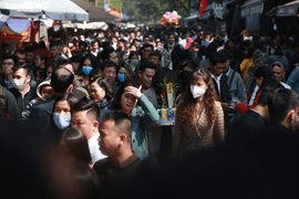 Phủ Tây Hồ chật kín dòng người đến lễ vào giữa trưa